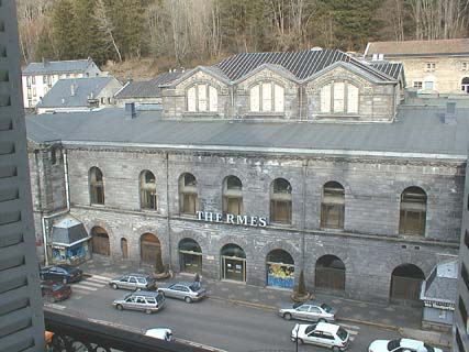 Vue-Depuis-le-Studio-Sur-La-Place-Des-THERMES-LE-MONT-DORE